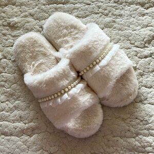 Women’s crème color faux fur slippers size 8-10